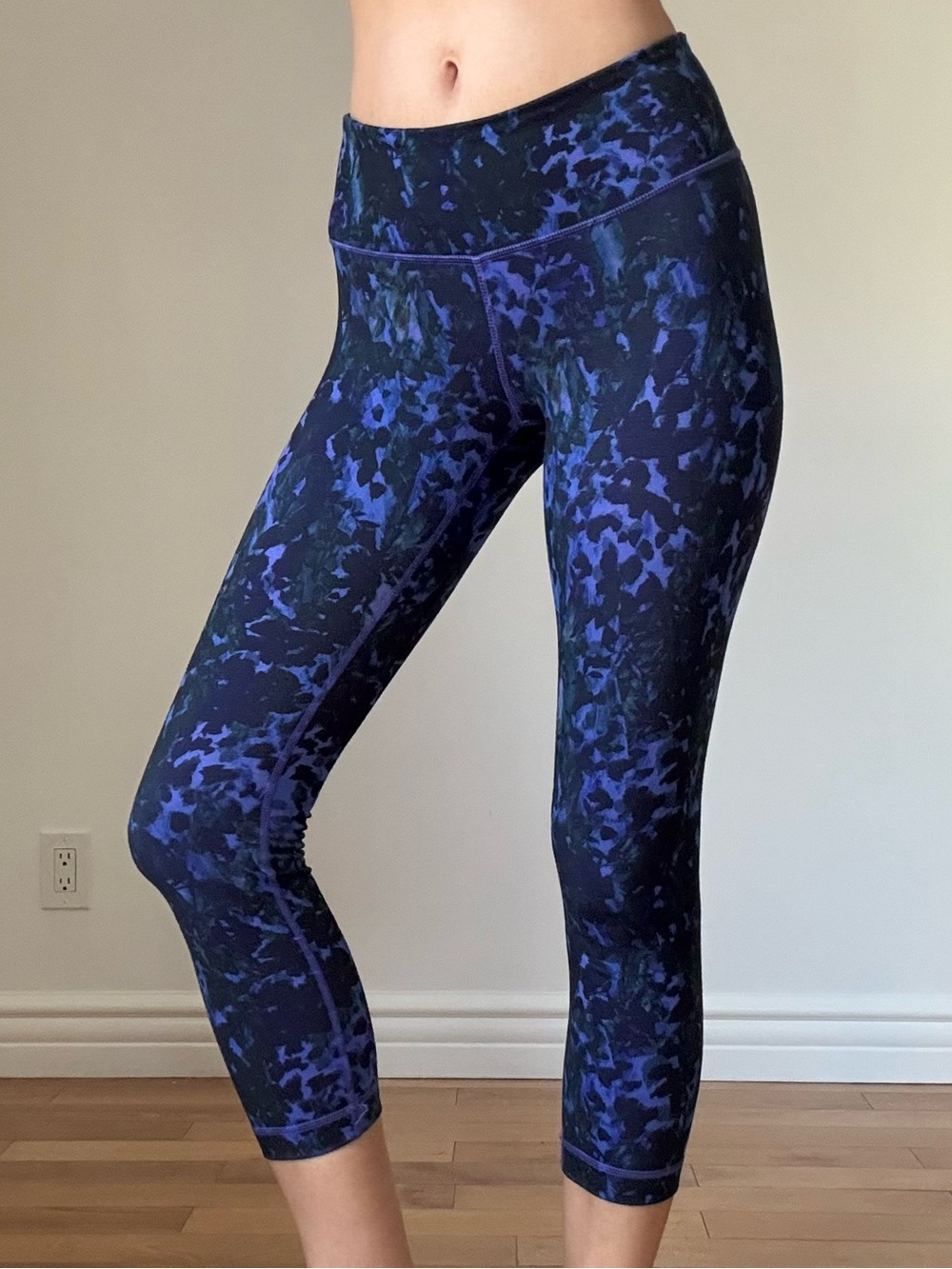 Lululemon Blue Printed High-Waist Active Capri Leggings in Size Small